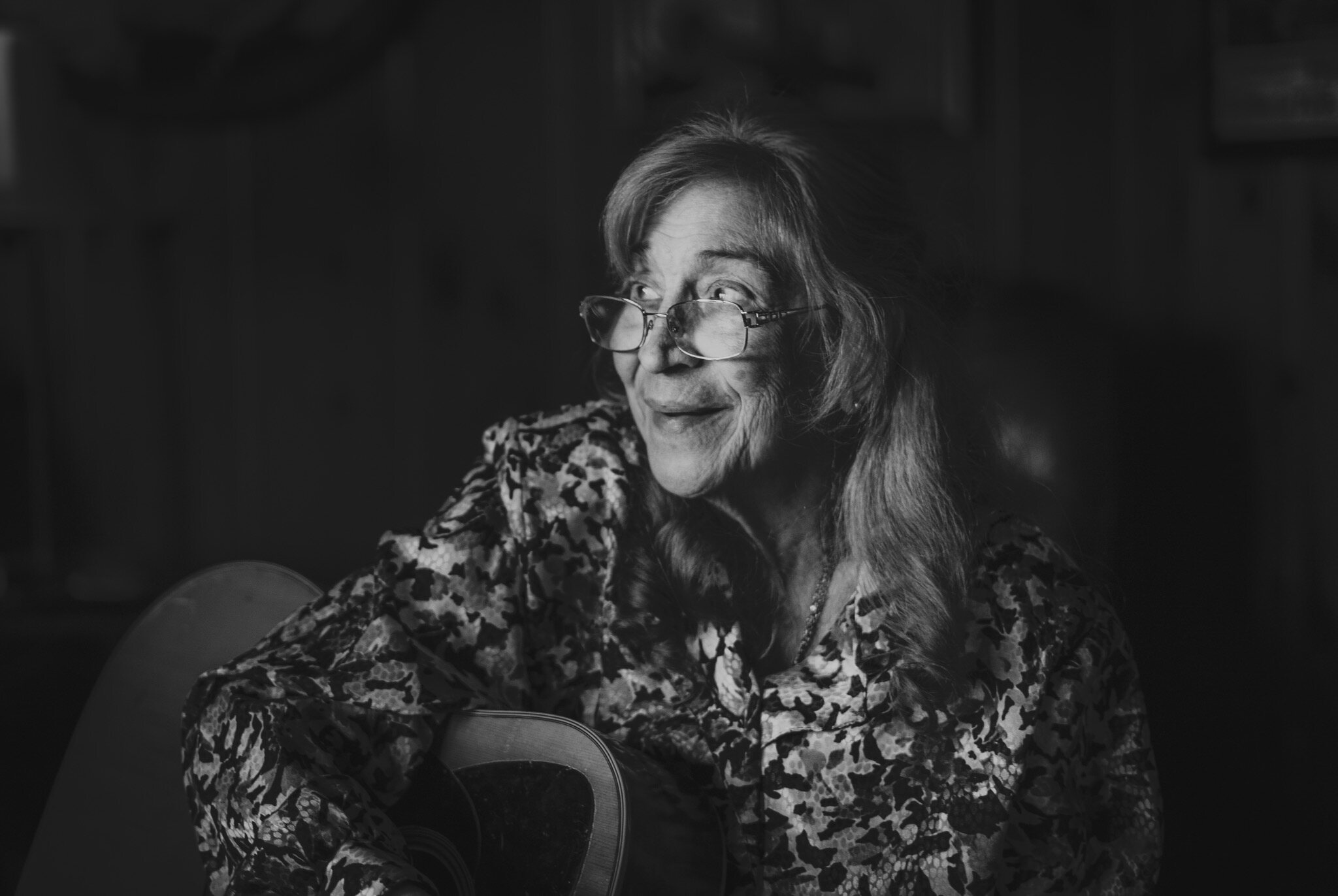 Black and white environmental portrait of a woman